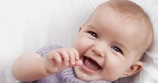 Babycafé med brunchbuffet og keramikaftryk på julekugler
