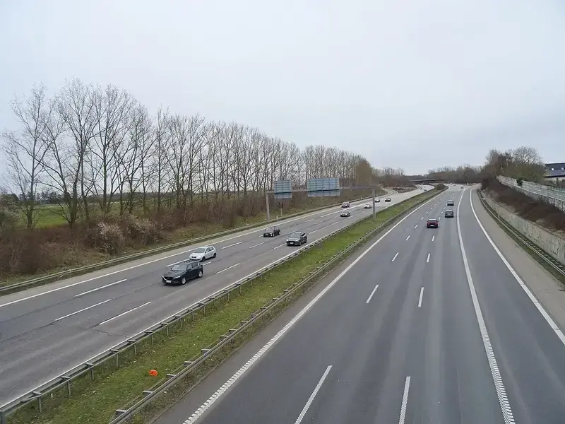 Holbæk motorway with cars and bare trees along the side