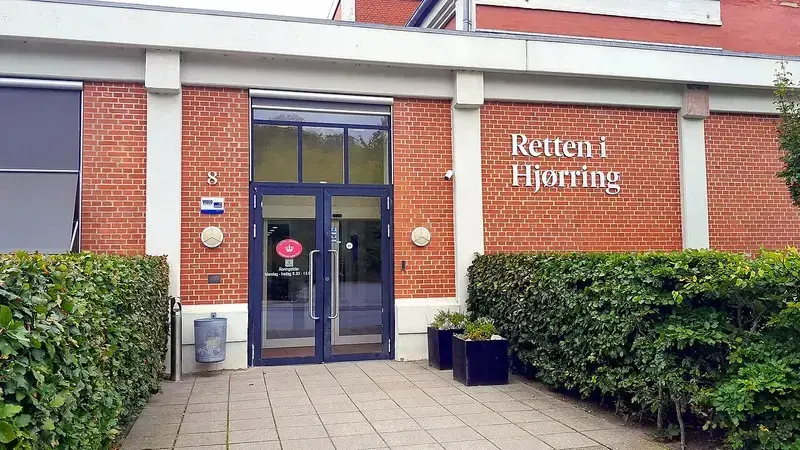 Entrance of The Court in Hjørring with brick façade and glass doors